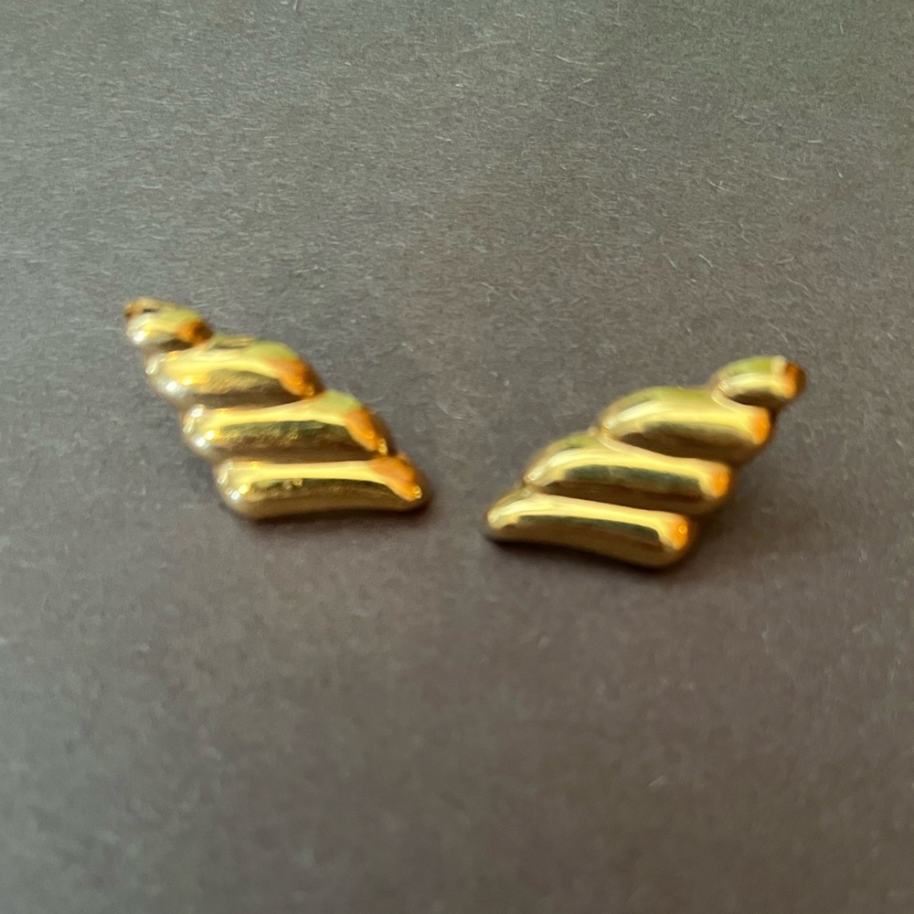 Costume jewelry. Earrings. “Gold” in color.